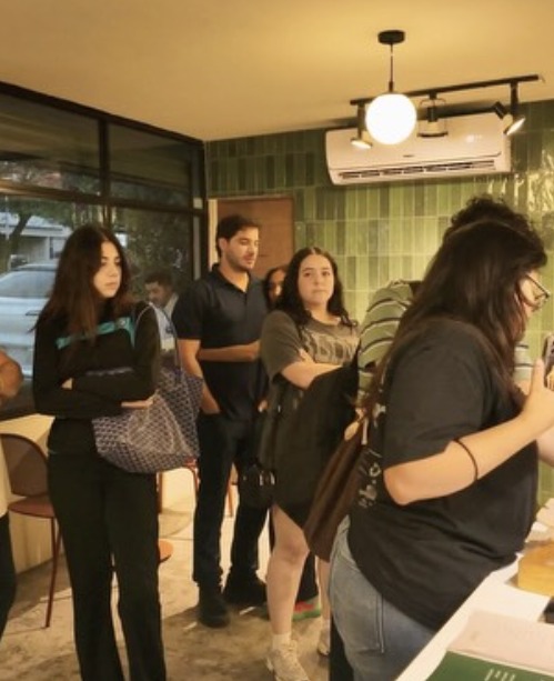 Fila de clientes esperando en la barra