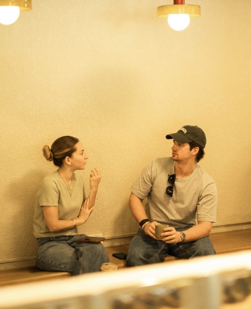 Dos personas platicando en la banca de Local Coffee
