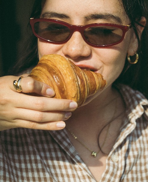 Croissant recién salido de la barra